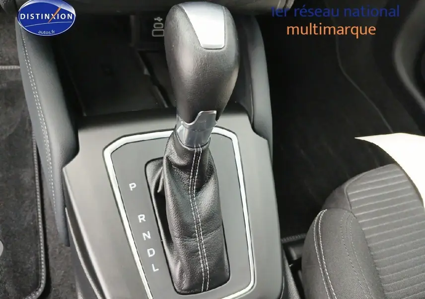 Le levier de vitesse en cuir noir de la Ford Focus 2024, vu en gros plan depuis l'intérieur.