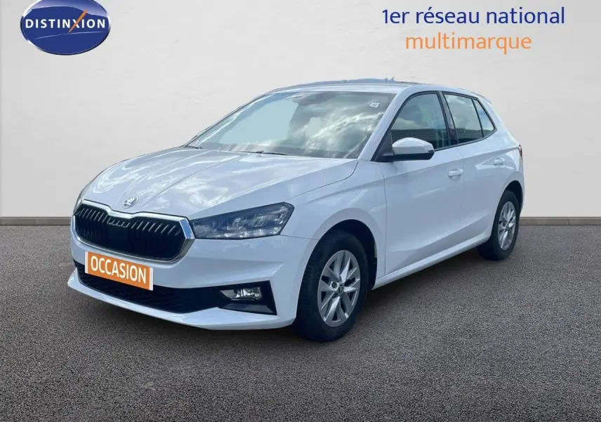 Vue 3/4 avant droite d'une Skoda Fabia blanc candy avec calandre noire et jantes alliage 15 pouces.