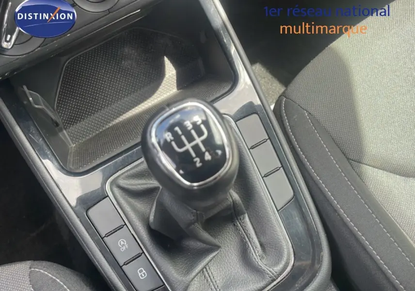 Gros plan sur le levier de vitesses manuel noir et la console centrale d’une Skoda Fabia 2022, intérieur tissu gris.