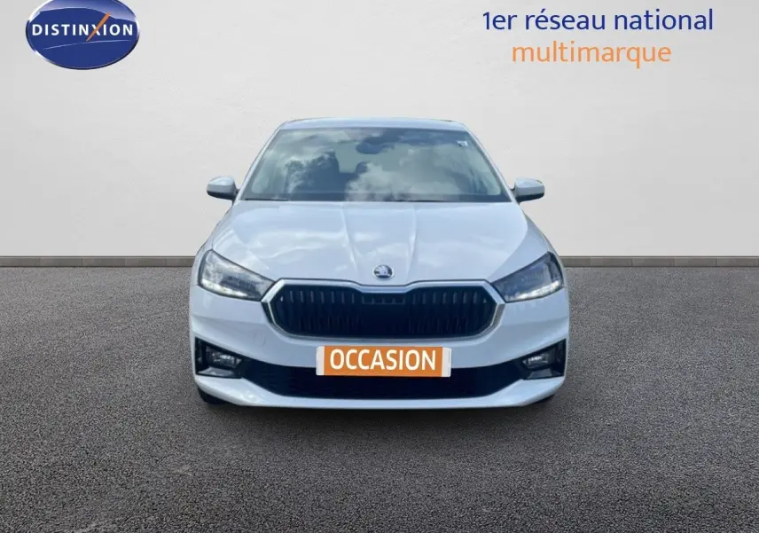 Vue frontale d'une Skoda Fabia blanche Candy 2022 avec calandre noire et phares LED allumés.