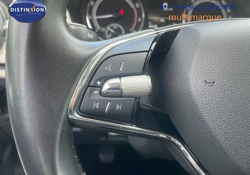Gros plan sur le volant noir de la Skoda Fabia 2022, montrant les commandes audio et de volume côté gauche.