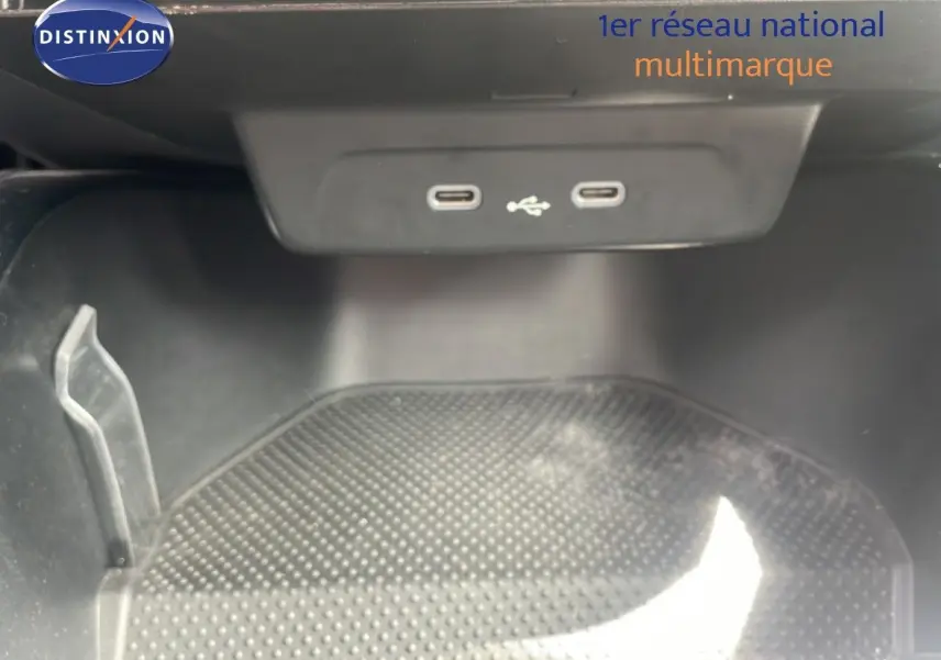 Vue rapprochée du compartiment intérieur avec deux ports USB-C sur une Skoda Fabia blanche 2022.