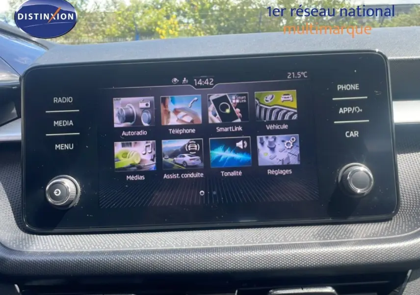 Écran tactile central de la Skoda Fabia blanc candy, affichant le menu multimédia avec boutons latéraux.