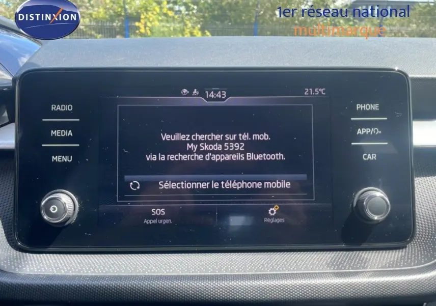Écran tactile central de la Skoda Fabia 2022 affichant la connexion Bluetooth, vue rapprochée de la console noire.