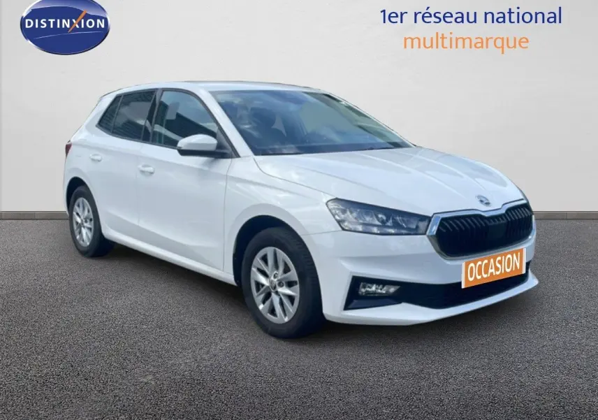 Vue 3/4 avant droite d'une Skoda Fabia blanche Candy avec calandre noire et jantes alliage 15 pouces.