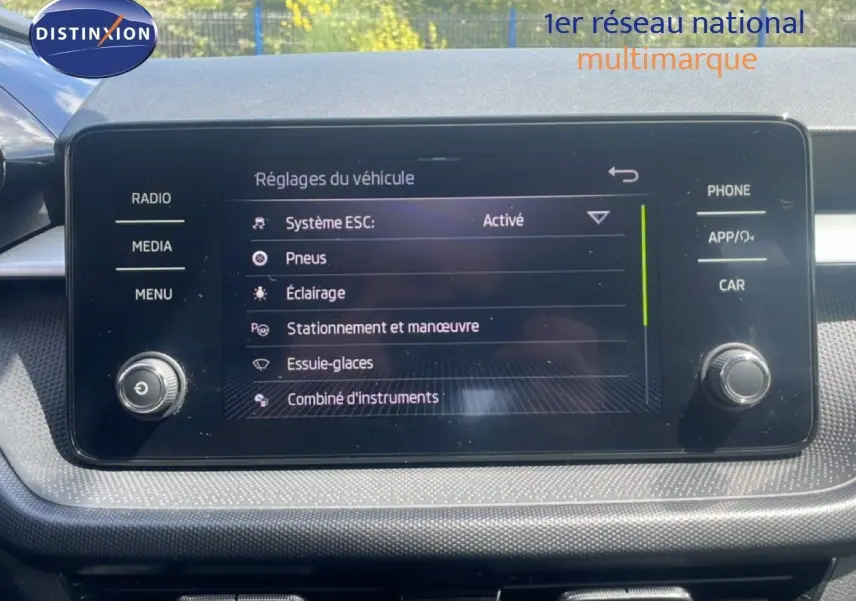 Écran tactile central du Skoda Fabia 2022 affichant les réglages du véhicule, avec boutons physiques de chaque côté.