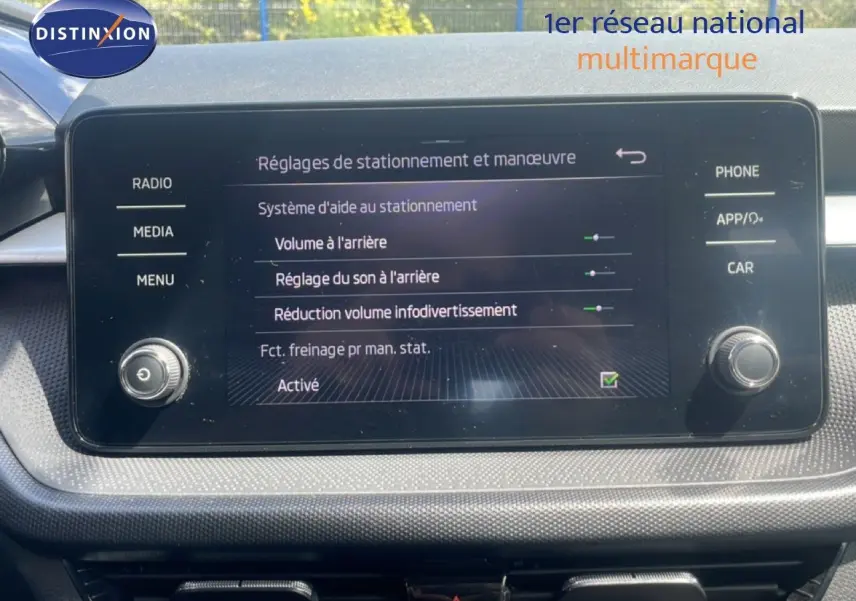 Écran tactile central de la Skoda Fabia 2022 affichant les réglages d’aide au stationnement, intérieur noir.