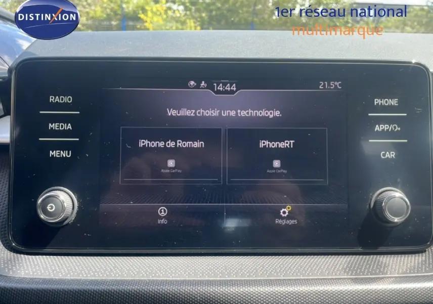 Écran tactile central de la Skoda Fabia blanc candy affichant le menu de connexion Apple CarPlay.