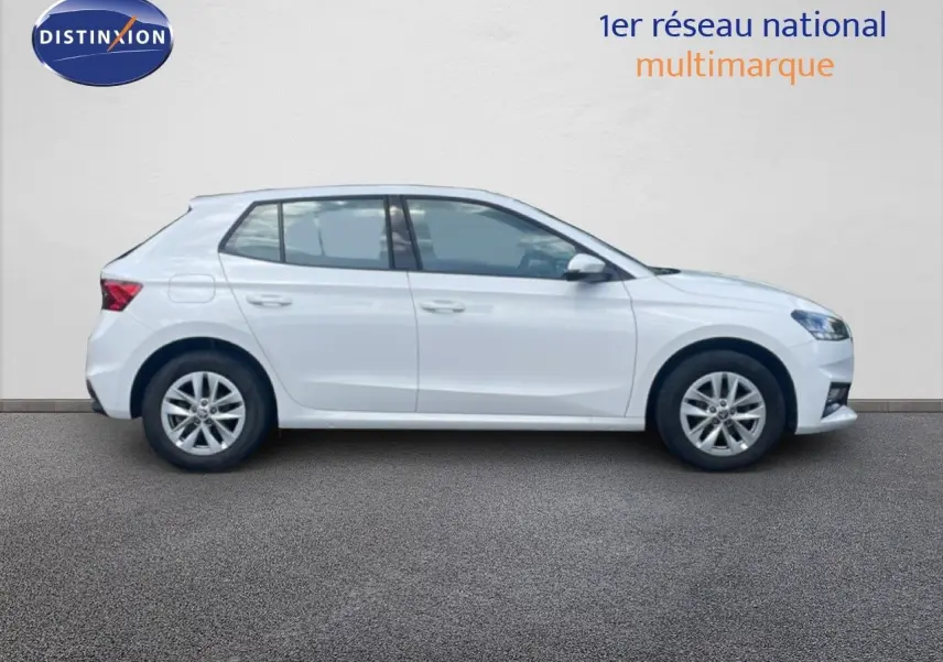 Profil droit d'une Skoda Fabia blanche Candy 2022, finition Ambition, avec jantes alliage et lignes épurées.