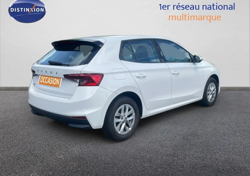 Vue 3/4 arrière droite d'une Skoda Fabia blanche Candy 2022 avec jantes alliage et feux arrière LED.