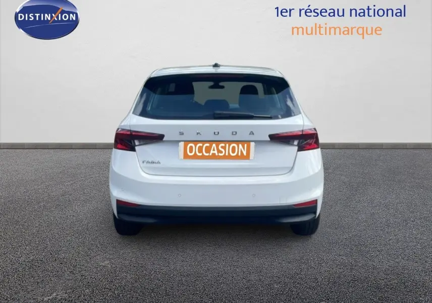 Vue arrière d'une Skoda Fabia blanche Candy 2022 avec feux arrière LED et plaque d'occasion visible.