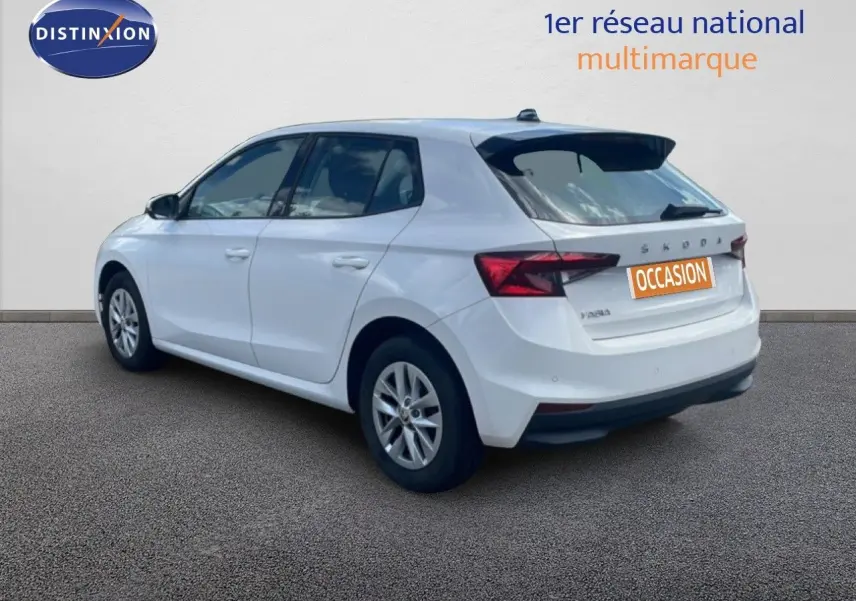 Vue 3/4 arrière droite d'une Skoda Fabia blanche Candy avec jantes alliage et feux arrière LED visibles.