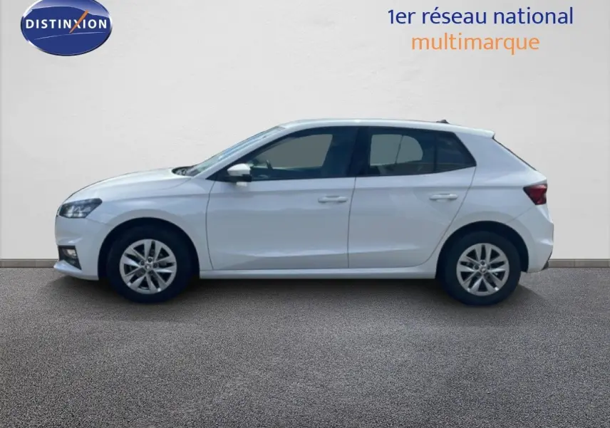 Profil droit d'une Skoda Fabia blanche Candy 2022, compacte et moderne, sur fond neutre intérieur showroom.