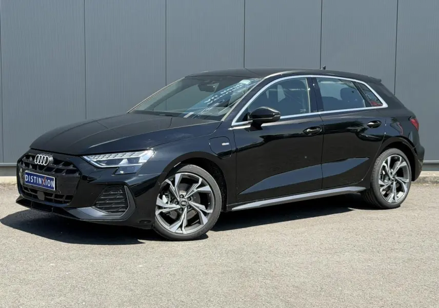 Audi A3 Sportback noir mythe vue de profil droit 3/4 avant avec jantes alliage 5 branches en Y et calandre S-Line.