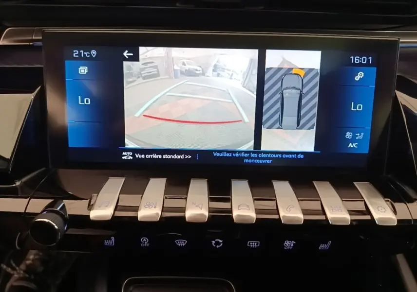 Écran tactile central de la Peugeot 508 gris foncé affichant la caméra de recul et l'aide au stationnement.