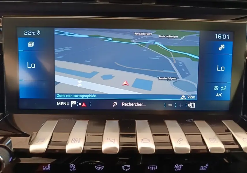 Écran tactile central du tableau de bord de la Peugeot 508 gris foncé, affichant la navigation et commandes climatisation.