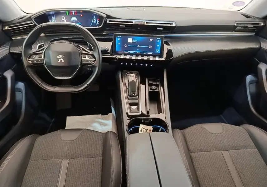 Vue intérieure avant de la Peugeot 508 gris foncé, avec tableau de bord numérique et écran tactile central.