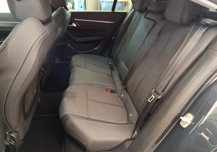 Vue intérieure côté droit sur la banquette arrière gris foncé mêlant tissu et cuir de la Peugeot 508 2019 Puretech Allure.