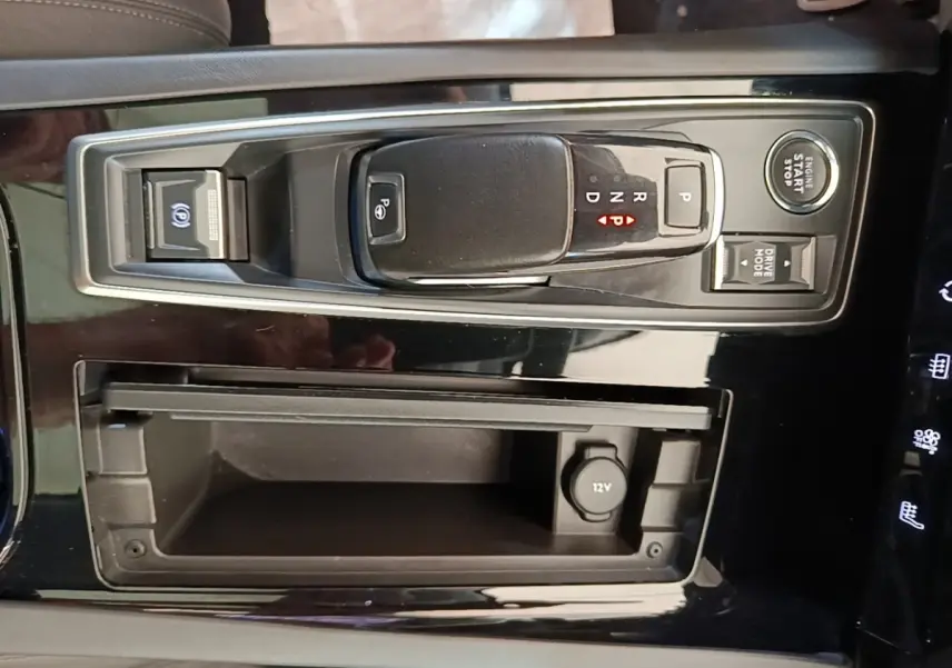 Gros plan sur la console centrale noire de la Peugeot 508 avec levier de vitesse automatique et bouton start/stop.