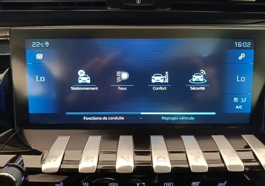Écran tactile central de la Peugeot 508 Puretech 180, affichant les réglages de conduite et climatisation.