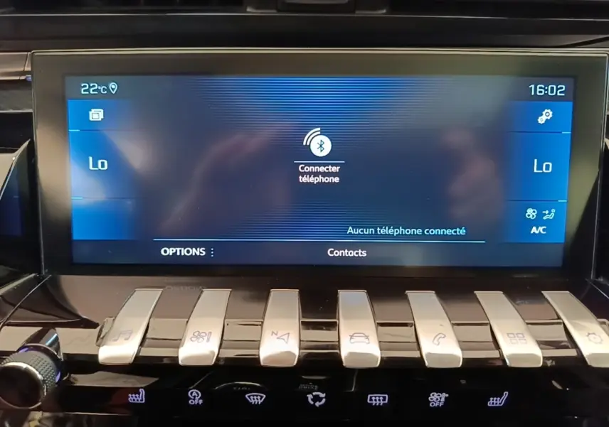 Vue rapprochée de l'écran tactile central et des commandes piano de la Peugeot 508 gris foncé, version Allure 2019.