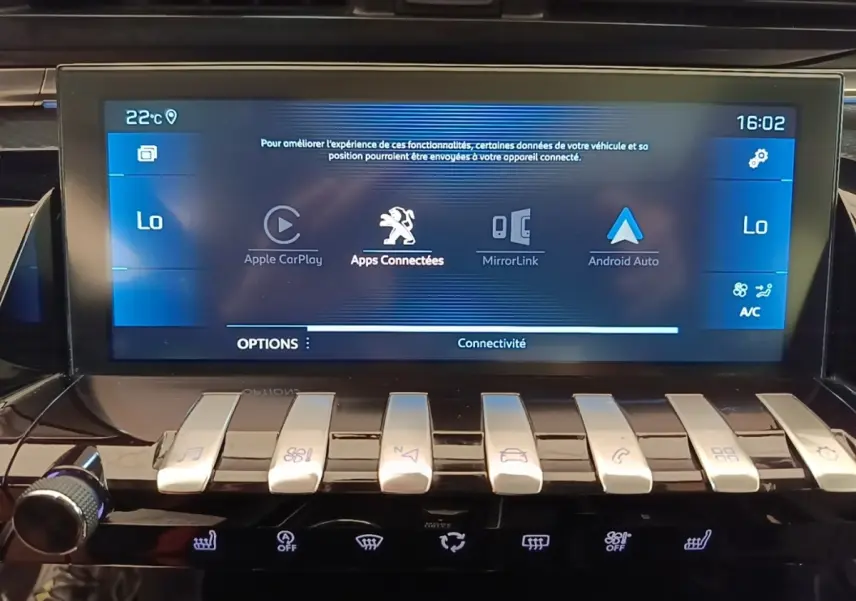 Gros plan sur l’écran tactile central de la Peugeot 508 gris foncé, affichant les options Apple CarPlay et Android Auto.