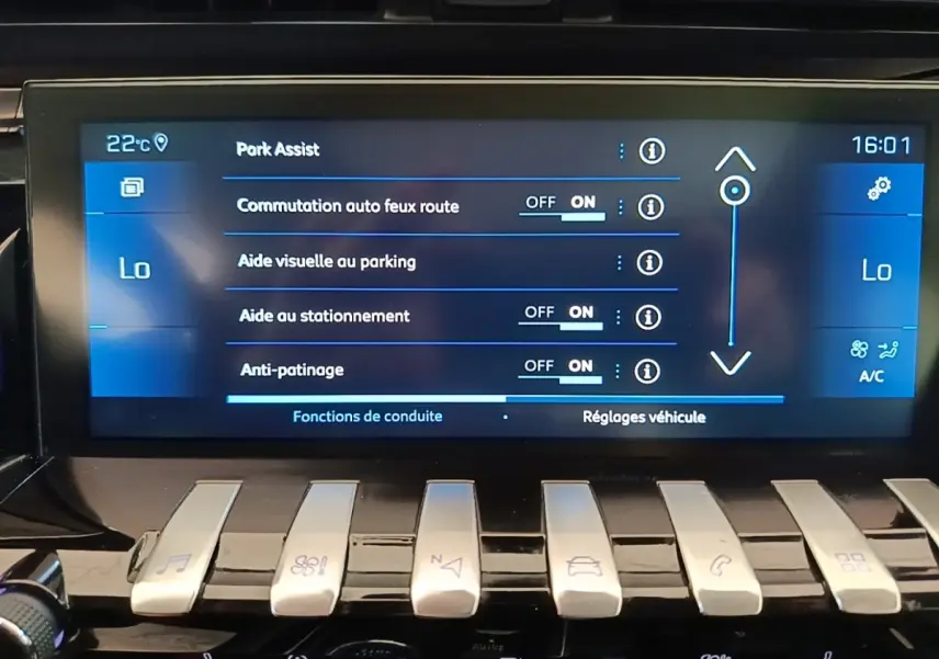Écran tactile central de la Peugeot 508 gris foncé affichant les réglages d’aide à la conduite et de stationnement.