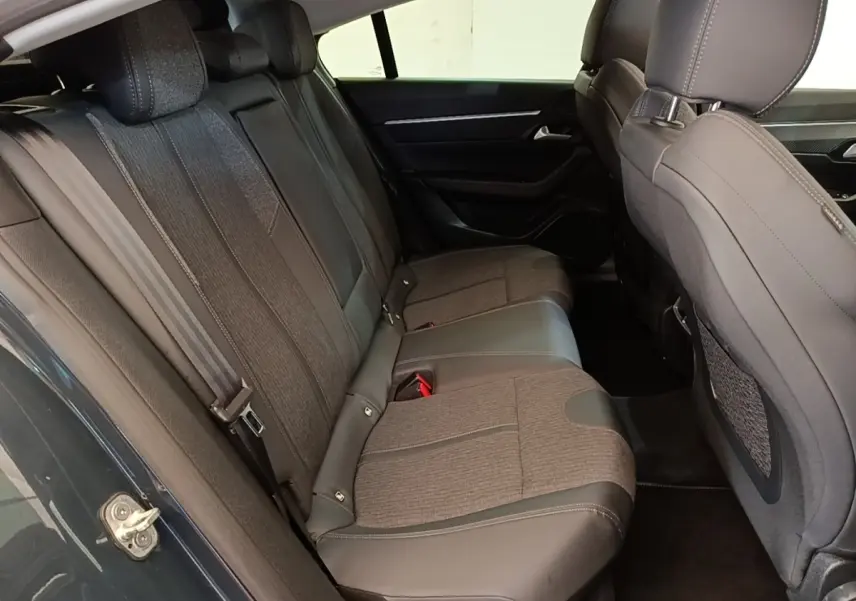 Vue intérieure côté gauche sur la banquette arrière grise mêlant tissu et cuir de la Peugeot 508 2019.