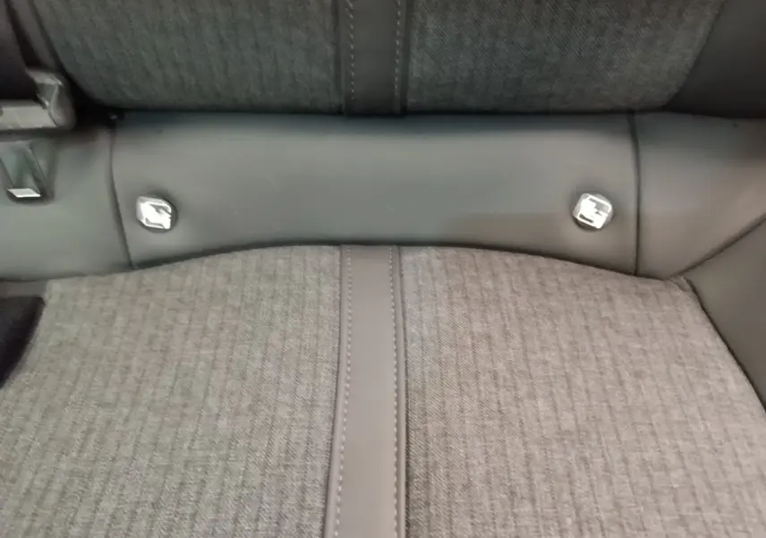 Détail de la banquette arrière grise avec fixation Isofix visible dans une Peugeot 508 Puretech 180 S&S EAT8 Allure 2019.