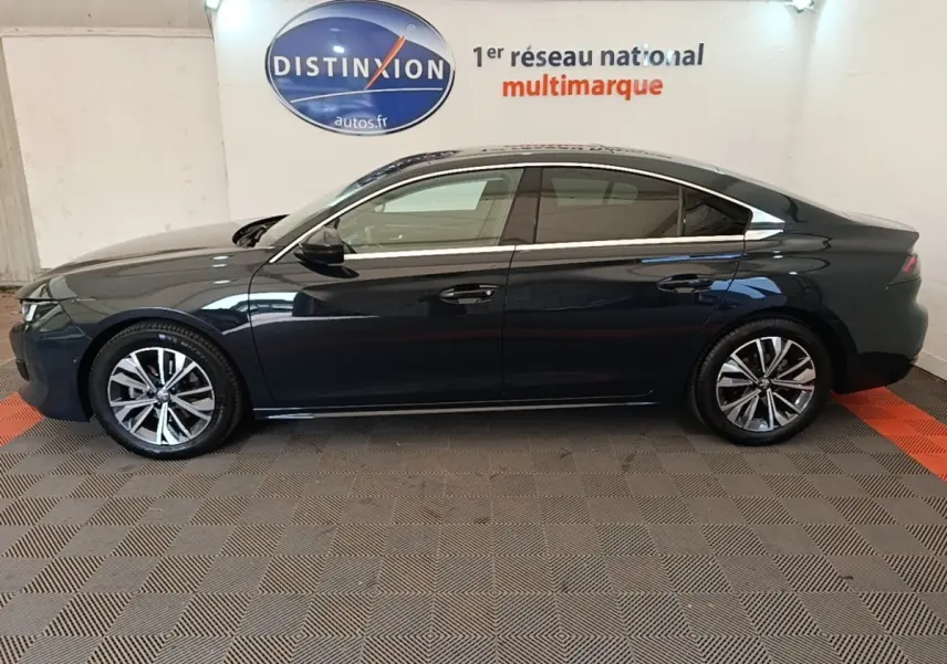 Profil droit de la Peugeot 508 gris foncé 2019, berline élégante avec jantes alliage et lignes fluides.