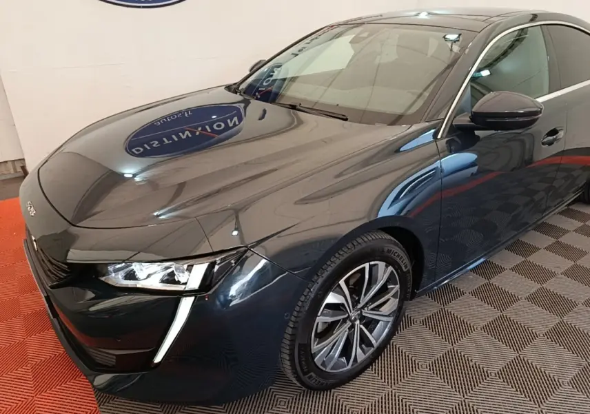 Peugeot 508 gris foncé vue 3/4 avant droit, avec phares LED et jantes alliage distinctives.