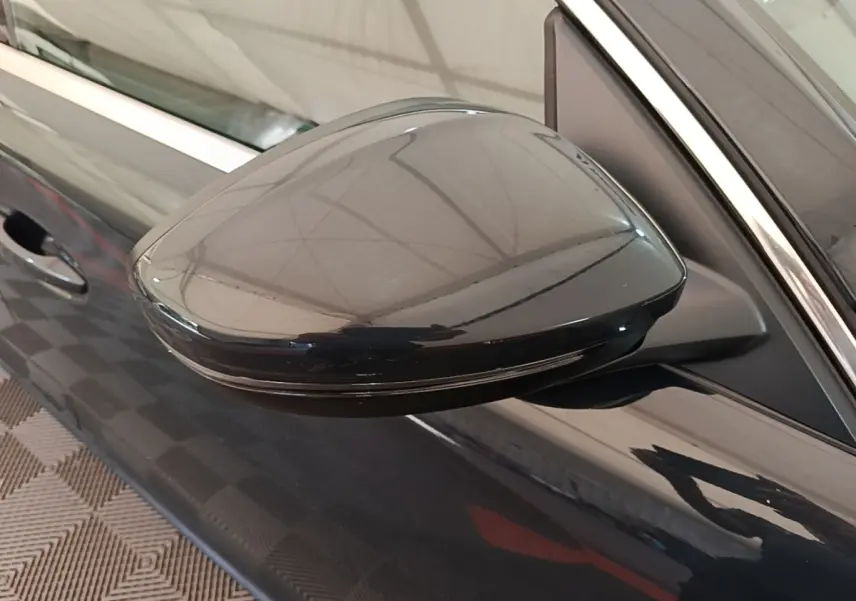 Rétroviseur côté droit noir brillant de la Peugeot 508 gris foncé vue en gros plan.