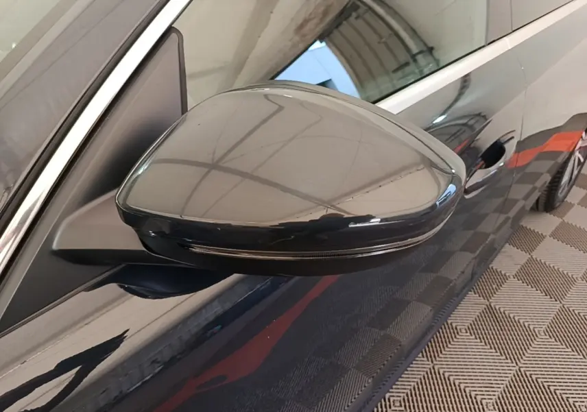 Rétroviseur côté gauche gris foncé d'une Peugeot 508 Puretech 180 S&S EAT8 Allure 2019, vue rapprochée.