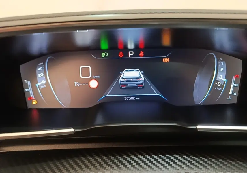 Affichage numérique du tableau de bord de la Peugeot 508 gris foncé, montrant la vue arrière du véhicule et les indicateurs de vitesse et régime.