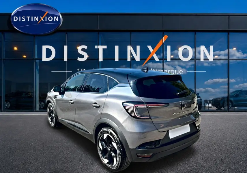 Renault Captur gris cassiopée en 3/4 arrière droit, avec jantes alu noires et toit noir brillant.