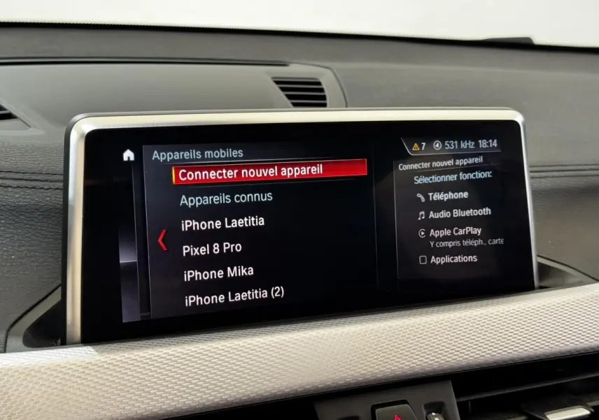 Écran central du tableau de bord BMW X2 xDrive25e 2022 montrant le menu de connexion Bluetooth et Apple CarPlay.