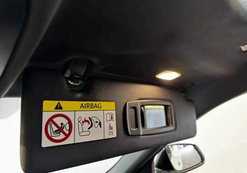 Détail du pare-soleil côté conducteur avec miroir éclairé dans un BMW X2 blanc hybride rechargeable 2022.