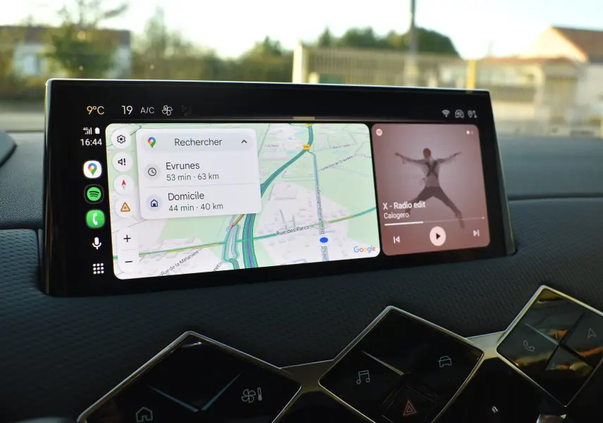 Écran tactile central du tableau de bord du DS3 Crossback 2024, affichant navigation et musique, ambiance intérieure moderne.