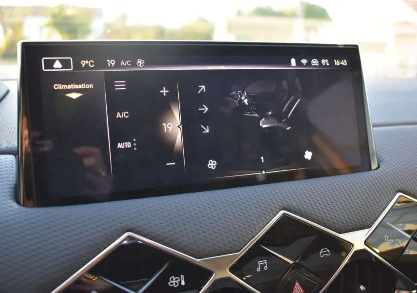 Écran tactile central affichant la climatisation du DS3 Crossback 2024 avec tableau de bord texturé gris.