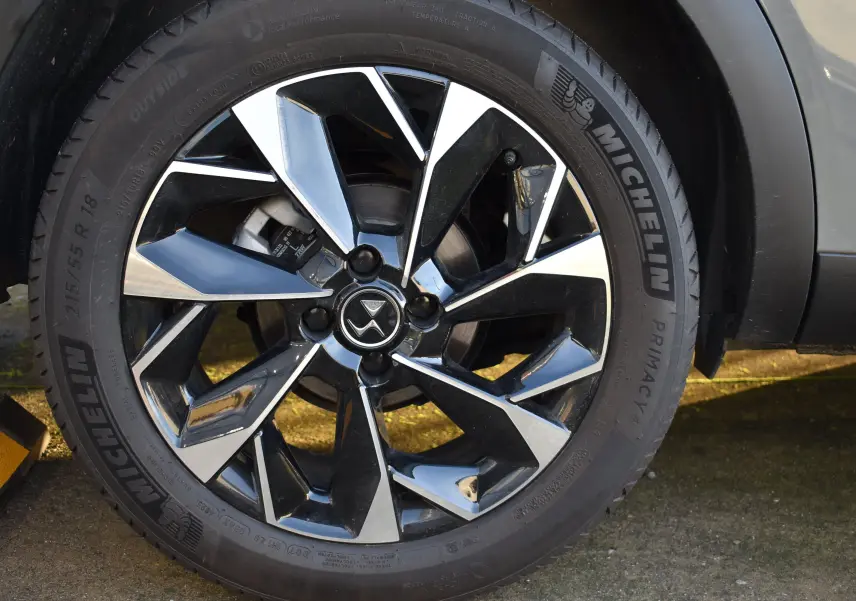 Gros plan sur la jante noire et argentée du DS3 Crossback 2024 avec pneu Michelin visible côté droit.