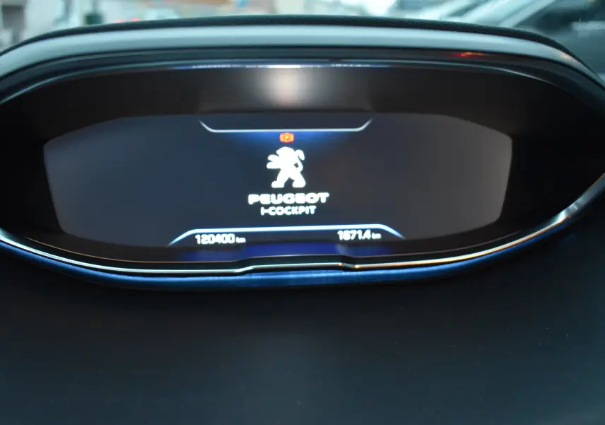 Affichage numérique du tableau de bord Peugeot i-Cockpit, vue frontale rapprochée sans éléments du DS3 Crossback visible.