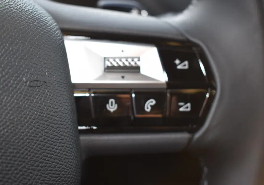 Gros plan sur les commandes vocales et téléphone sur le volant en cuir noir du DS3 Crossback 2024.