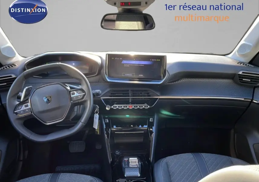 Vue intérieure avant de la Peugeot 208 noire 1.2 Hybrid 110ch avec tableau de bord moderne et écran tactile central.