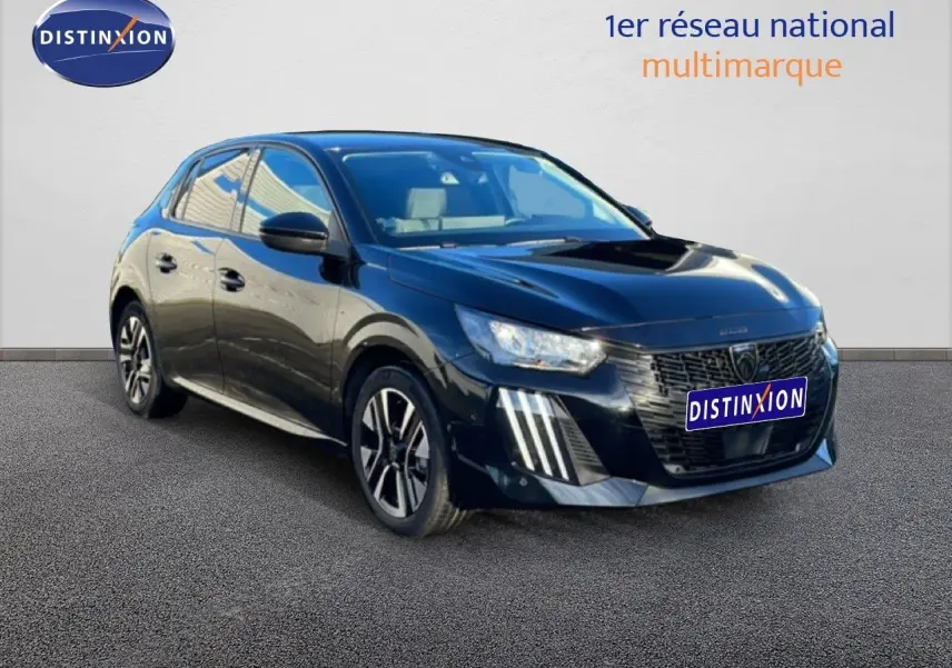 Peugeot 208 noire vue en 3/4 avant droit, avec calandre distinctive et feux LED verticaux allumés.