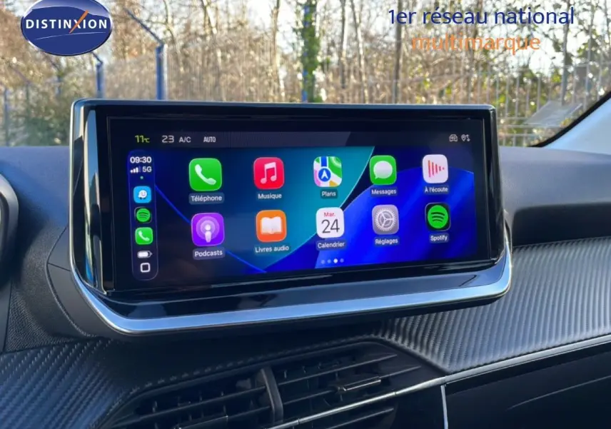 Écran tactile central affichant Apple CarPlay dans l’habitacle noir d’une Peugeot 208 1.2 Hybrid 2025.