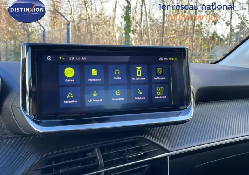 Écran tactile central affichant le menu multimédia dans l’habitacle d’une Peugeot 208 noire, vue de face.