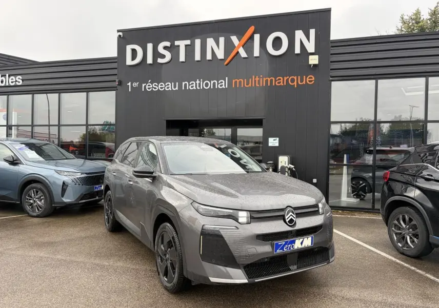 Citroën C5 Aircross II hybride platinium avec toit noir, vue 3/4 avant sur parking devant concession.
