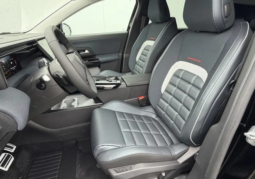 Vue intérieure côté conducteur du Citroën C5 Aircross 2026, sièges en cuir et tissu noir avec surpiqûres blanches.