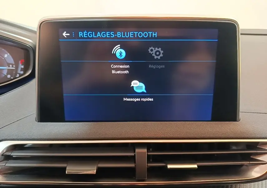 Écran tactile central affichant les réglages Bluetooth du Peugeot 5008 noir, vue intérieure frontale rapprochée.