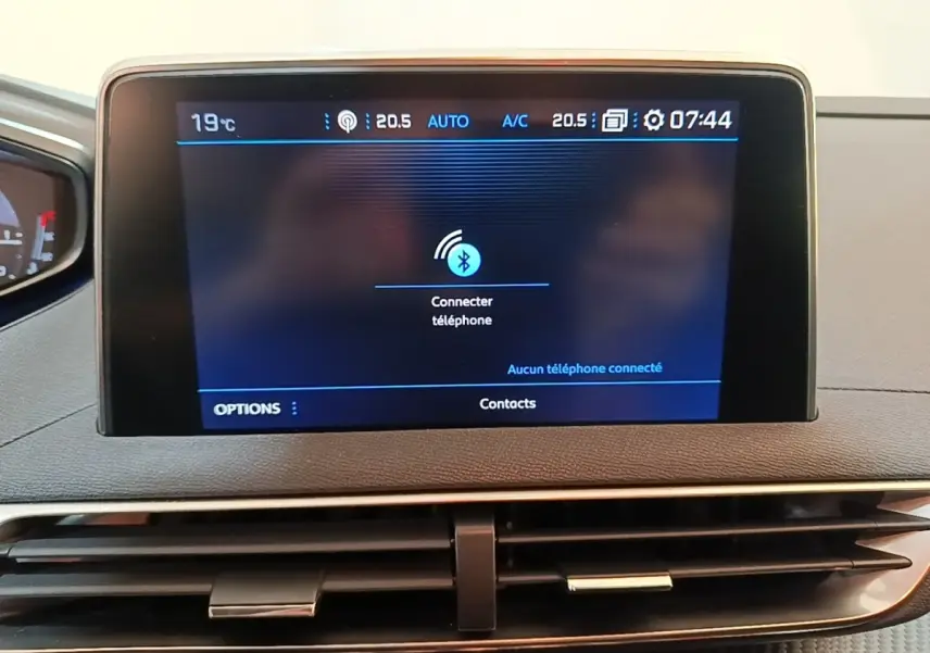 Écran tactile central du tableau de bord du Peugeot 5008 noir, affichant la connexion Bluetooth au téléphone.
